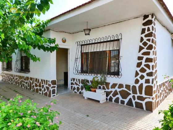4 Bedroom villa with garage close to the sea to renovate