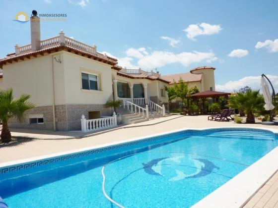 Prachtige en zeer ruime villa met privé zwembad