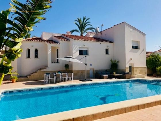 Schitterende 3 slaapkamer villa met privé zwembad in Torrevieja