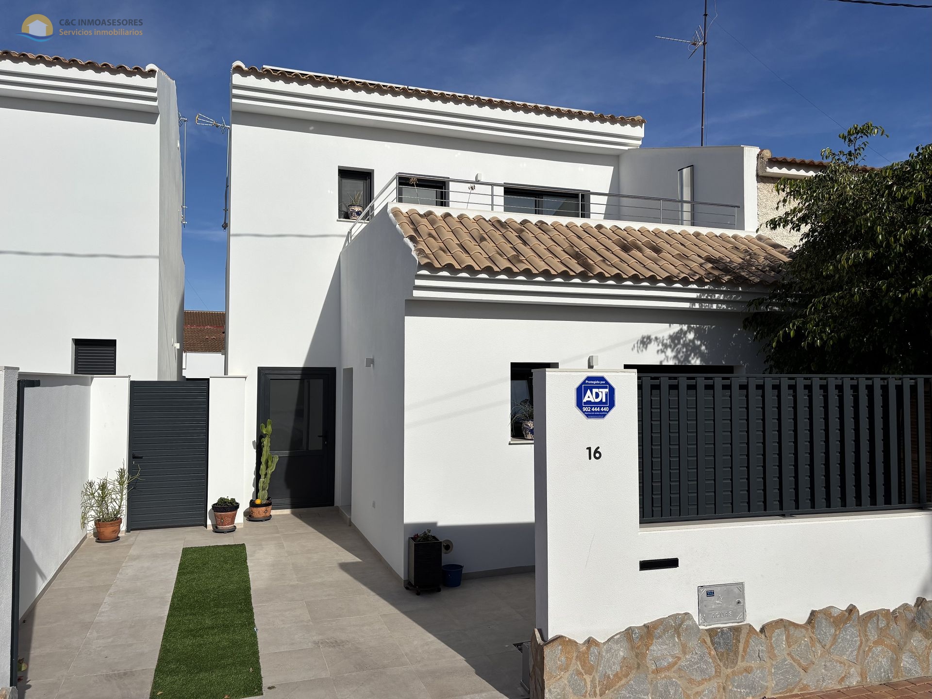 Unique 2024 villa with pool and 3 bedrooms - C&C Inmoasesores