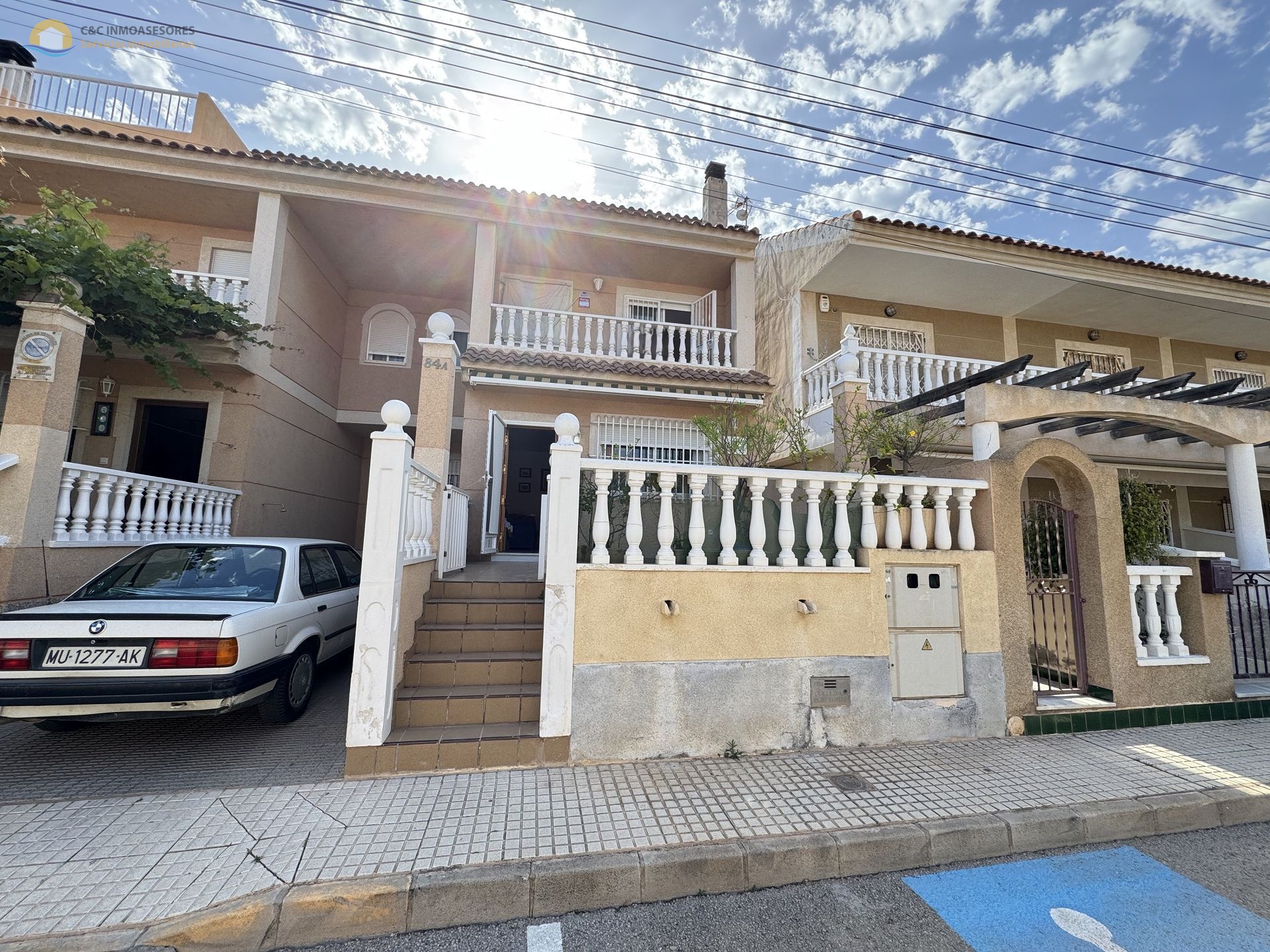 Ruime 6 slaapkamer woning dichtbij het zandstrand - C&C Inmoasesores