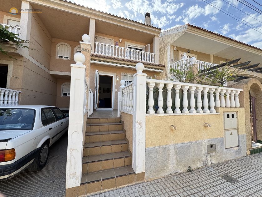 Ruime 6 slaapkamer woning dichtbij het zandstrand - C&C Inmoasesores