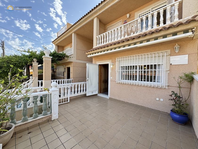 Ruime 6 slaapkamer woning dichtbij het zandstrand - C&C Inmoasesores