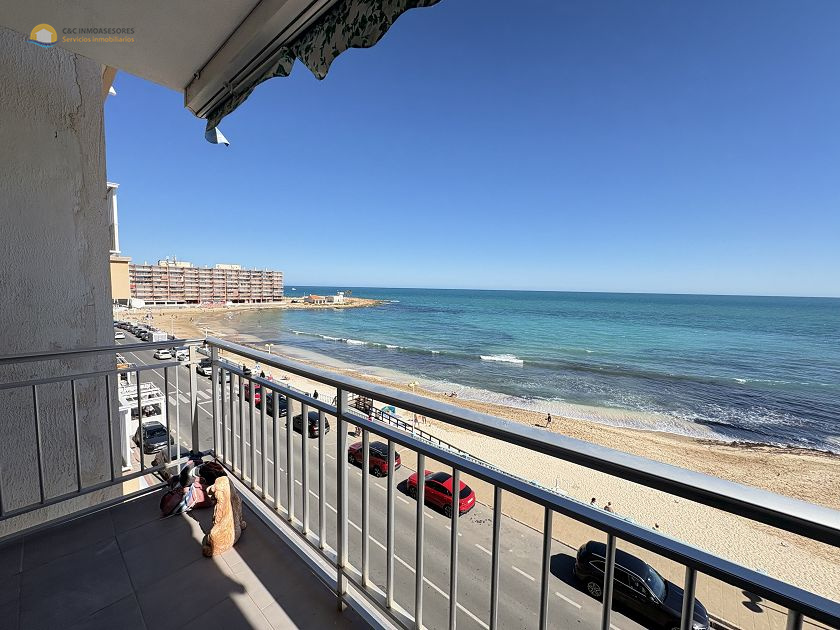 Piso justo en primera línea de playa en Torrevieja - C&C Inmoasesores