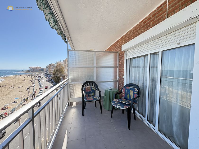 Piso justo en primera línea de playa en Torrevieja - C&C Inmoasesores