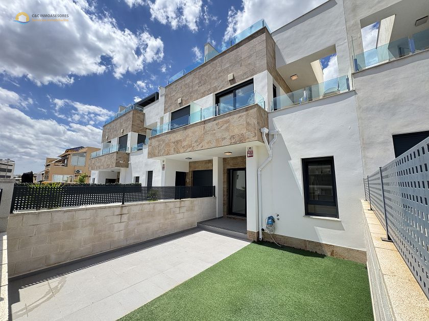 3 Bedroom 3 bathroom modern townhouse + solarium - C&C Inmoasesores